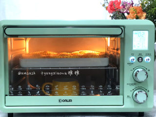 8、叉烧面包,码在烤盘上室温发酵至1.5倍大（冬天就要放到烤箱调至发酵区发酵至1.5倍大）