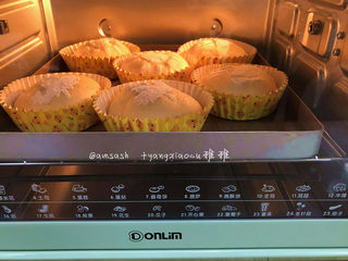 10、叉烧面包,送进预热好的烤箱，上下火175度25分钟，（每家烤箱温度不同，请按自家烤箱脾气调整时间与温度），出炉后立刻取出放晾晒网上，还有余温时密封保存