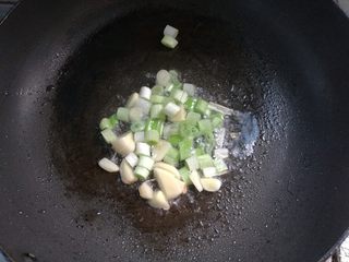 3、素味茄丁面,开火，坐锅，倒油，下葱蒜煸出香味。