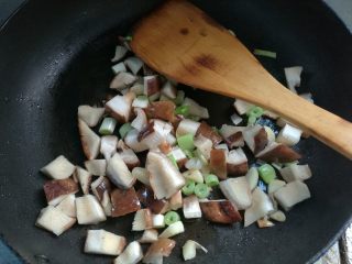 4、素味茄丁面,放入香菇炒香。