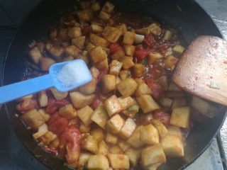 8、素味茄丁面,盐2勺。