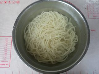 13、素味茄丁面,捞出放凉白开水中。