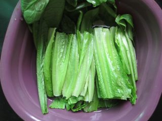 2、蒜蓉油麦菜,洗净油麦菜，切成自己想要的长度