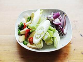 1、干锅千页豆腐,大葱切段,姜切片,大蒜去皮,洋葱切粗条,辣椒切小段,芹菜切段待用。