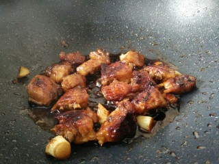 12、板栗烧鸡翅,炒匀至上色如图