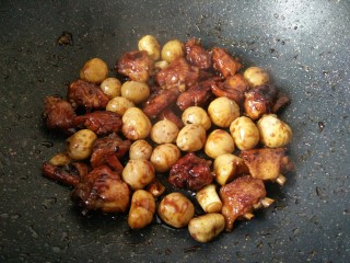 14、板栗烧鸡翅,翻炒上色如图