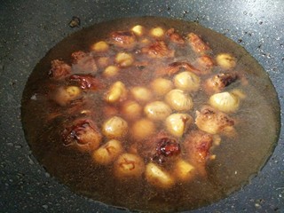 15、板栗烧鸡翅,加开水煮开，转中小火炖15分钟（中途别忘了加盐）