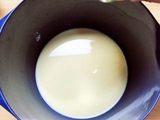 6、鸡蛋牛奶布丁,倒入5ml朗姆酒。