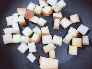 9、鸡蛋牛奶布丁,放入面包块儿，小火儿煎烤面包块至金黄色。