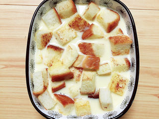 11、鸡蛋牛奶布丁,倒入准备好的布丁液。