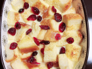 12、鸡蛋牛奶布丁,表面点缀一些蔓越莓干。