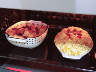 13、鸡蛋牛奶布丁,将烤碗放入烤箱中，180度烤20-25分钟。