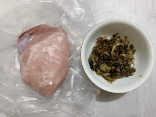 1、雪菜炒肉丝,主要食材如图所示示意，腌制好的雪菜、猪肉。