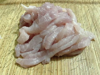 2、雪菜炒肉丝,将猪肉切成丝