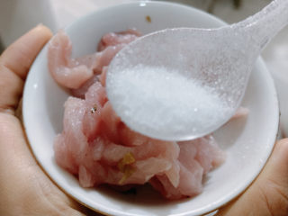 3、雪菜炒肉丝,加适量盐调味