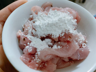 4、雪菜炒肉丝,并加适量淀粉抓匀备用