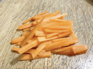 5、雪菜炒肉丝,切适量胡萝卜丝