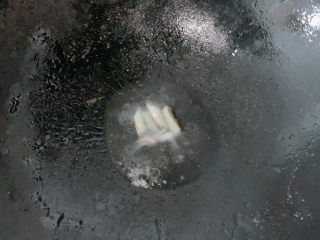 7、雪菜炒肉丝,加入葱白爆炒出香味