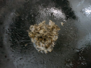 8、雪菜炒肉丝,加入适量的腌制雪菜，因为雪菜本身有比较重的咸味，所以没有再加调味料了。