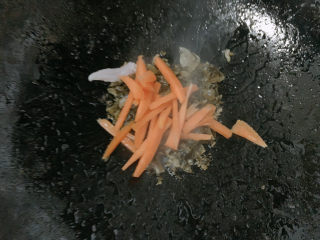 9、雪菜炒肉丝,加入胡萝卜丝，炒至变软