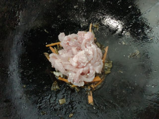 10、雪菜炒肉丝,加入猪肉丝，中火快炒至猪肉变色