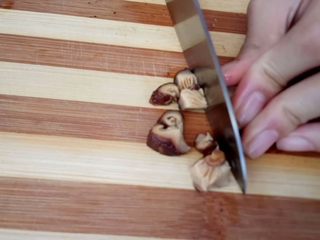 3、腊味煲仔饭,香菇一个切成小粒 另外一个改花刀