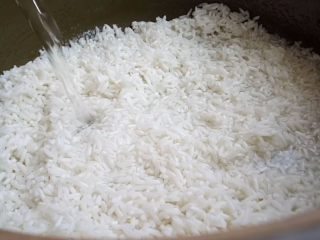 6、腊味煲仔饭,倒入水 生米和水的比例是1:1