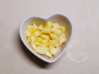 10、苹果布丁,布丁碗里放入腌好的苹果丁