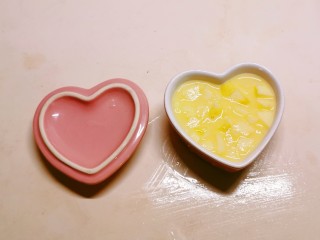 11、苹果布丁,将蛋液倒入布丁碗中