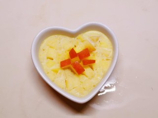 15、苹果布丁,用带有苹果皮的小块生苹果丁装饰一下