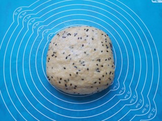 5、麦片芝麻小餐包,发酵好的面团从面包机里取出，拍打排气。