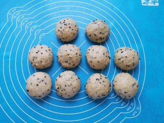 6、麦片芝麻小餐包,分成10份。