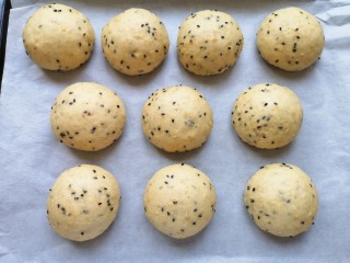 9、麦片芝麻小餐包,看一下，二次发酵完成的面包胖乎乎的。