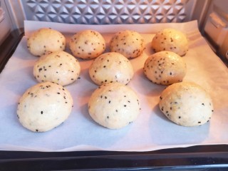 11、麦片芝麻小餐包,送入预热好的烤箱。