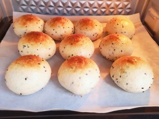 13、麦片芝麻小餐包,面包上色满意后及时加盖锡纸。