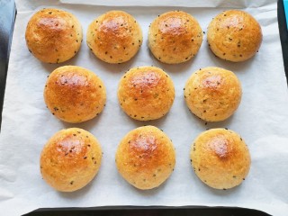 14、麦片芝麻小餐包,漂亮的小餐包出炉啦！