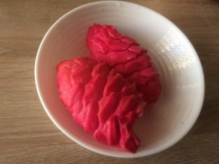 1、双色果蔬芋圆,火龙果皮洗干净，切去干硬部分；