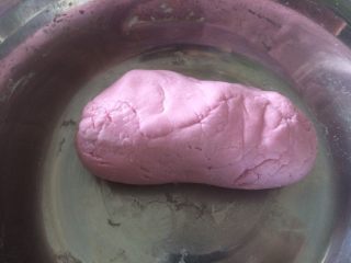 6、双色果蔬芋圆,揉成面团；