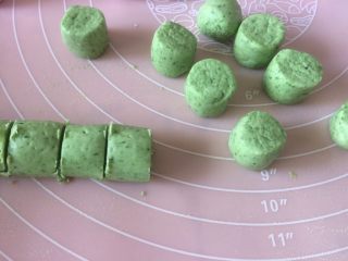 11、双色果蔬芋圆,搓成小长条，用刀切切切；