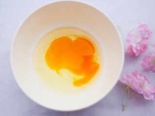 2、松软香甜的米粉小软饼,鸡蛋碗中打散。