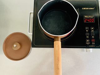 2、脏脏珍珠奶茶,100克的水加入奶锅中。