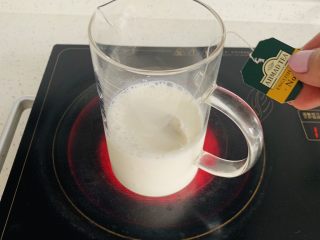 8、脏脏珍珠奶茶,250克的牛奶加入红茶包煮开晾凉备用。