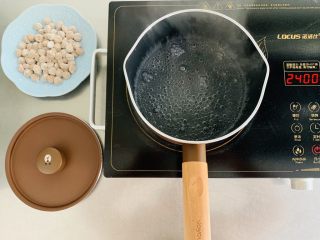 9、脏脏珍珠奶茶,锅中水开下入做好的珍珠,沿着锅边不停的搅拌,防止粘锅。