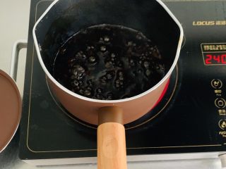 13、脏脏珍珠奶茶,糖浆熬至浓稠,状态糖全部融化水分剩一半。糖浆也可以多做一些,做好晾凉放在小瓶中冰箱冷藏保存。