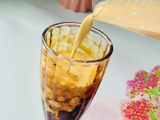 17、脏脏珍珠奶茶,倒入放凉的奶茶。这个环节夏季可以再加两个冰块,冬季可以喝热的奶茶。