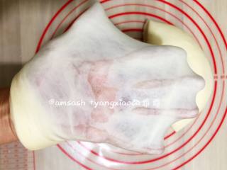 2、淡奶油辫子面包,然后看一下状，揉成光滑的面团，揉至完成扩展，可拉出薄而有韧性的手套膜