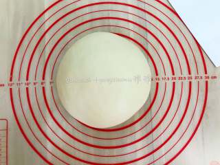 3、淡奶油辫子面包,把面团揉圆放在一旁用保鲜膜盖住，松弛15分钟