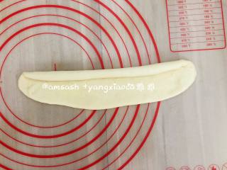 6、淡奶油辫子面包,一头压薄从上往下卷，捏紧收口，搓成长条状，搓长条的状态下会回缩的话就盖上保鲜膜适当的再松弛几分钟,再搓