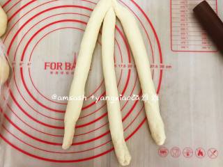 7、淡奶油辫子面包,将面团依次搓成长条,每三条一组编成辫子状