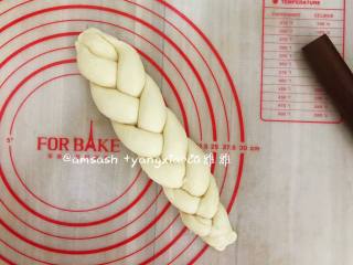 8、淡奶油辫子面包,把辫子的首尾相接，捏紧，以防发酵过程面包接口处爆影响到成品外观